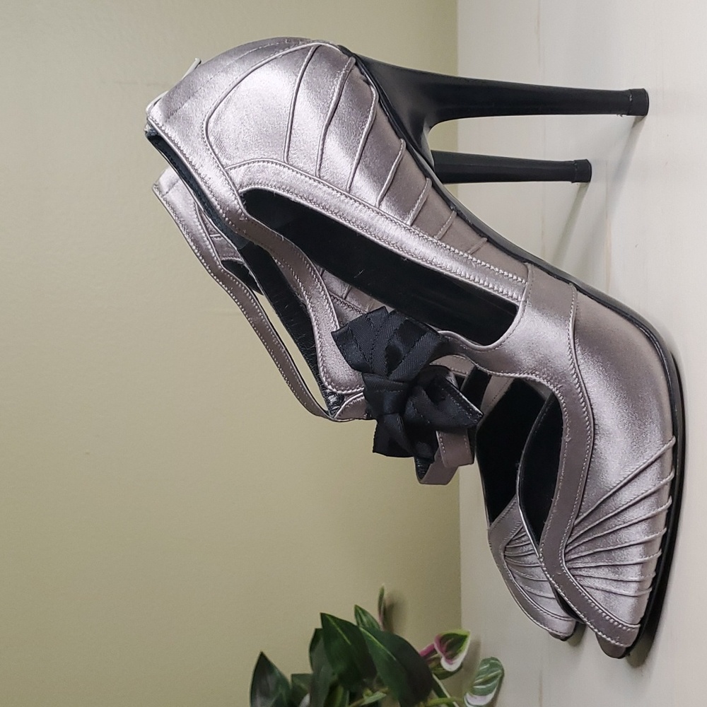 Gucci | Silver Satin Ruched Peep-toe Stiletto Pumps with Bow Accent 37B - Picture 2 of 10